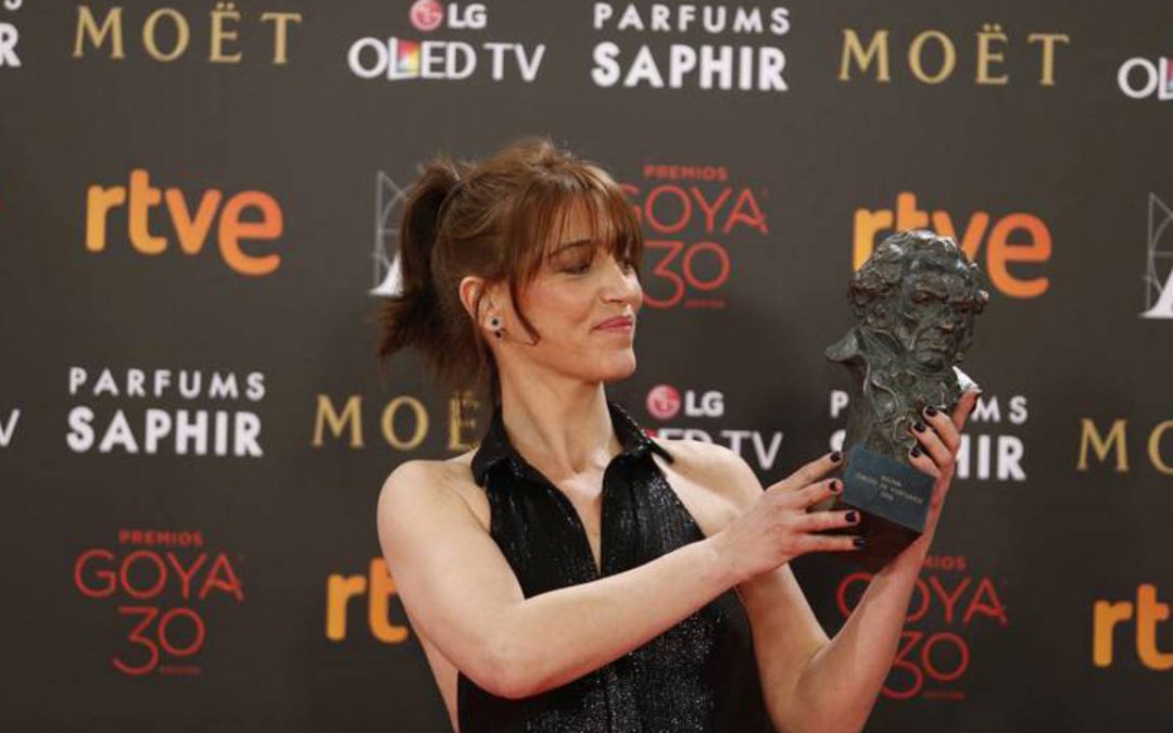 Clara Bilbao gana el Goya por el vestuario de Nadie quiere la noche